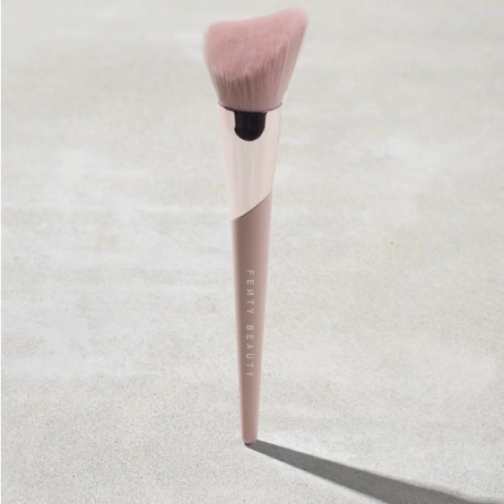 Fenty cheek-hugging highlight brush